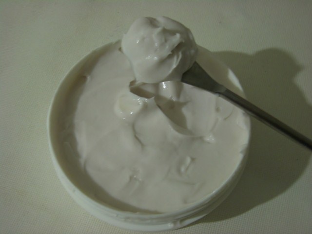 crema de aceite de grosella negra