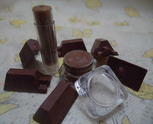 bálsamo labial de chocolate, con aroma alimentario de chocolate, manteca de cacao, aceite de ricino y almendras