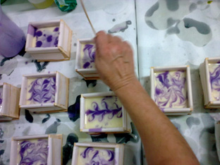 La mano de la artista....