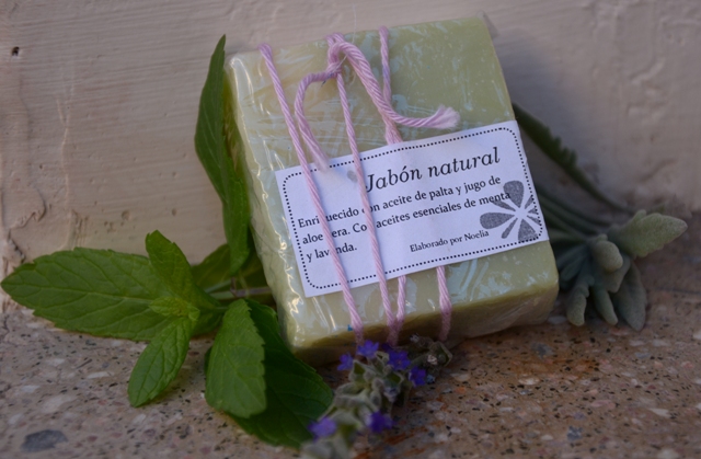 Jabón de lavanda y menta, con aceite de palta y aloe.