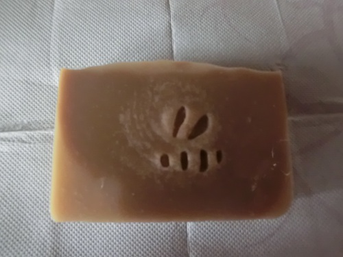 Jabón de leche y miel con el sello de la abejita