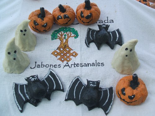 En un rapto de inspiración, amase estos jaboncitos De hallowwin, al los chicos les encato!Los pinte con colorante negro puro, y les digo que le dejaran negra el agua de la baññera, pero a ellos no, buuuuuuu! ¡que susto!