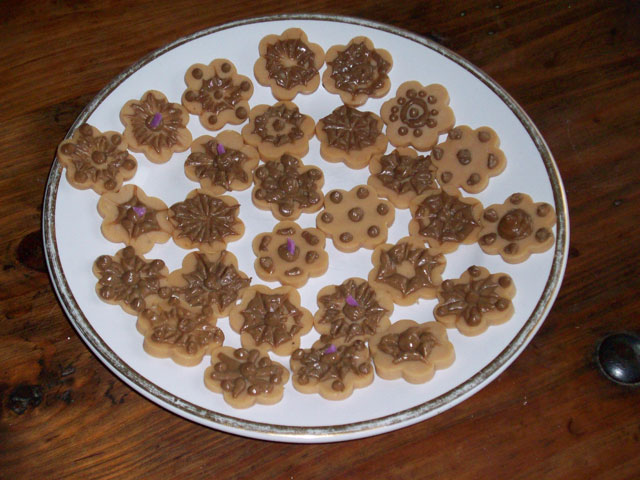 Estas galletitas las hice con los sobrantes de un jabón.Estan hechas con la tecnica del refundido ,son para regalar a las amigas de mis hijos.Es una tecnica que a mi me gusta mucho.Leticia desde Uruguay