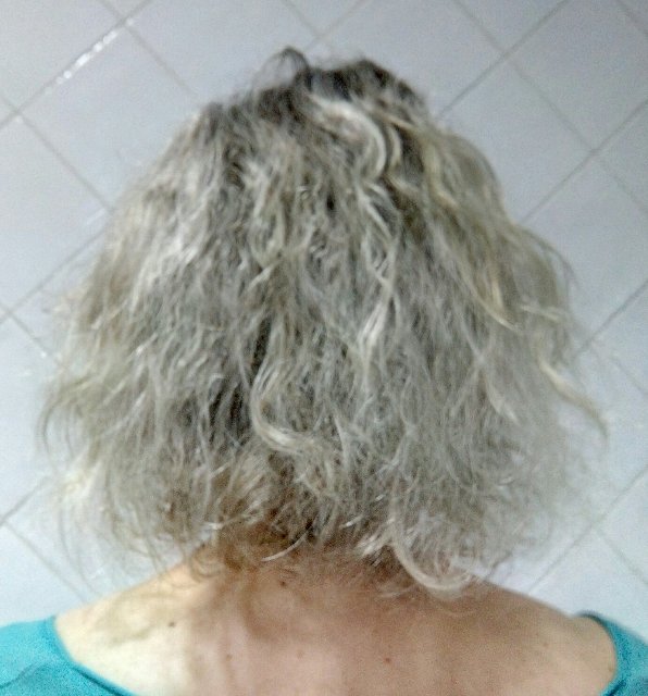 Antes de aplicar la henna, con el pelo limpio. Veréis que las mechas están prácticamente blancas