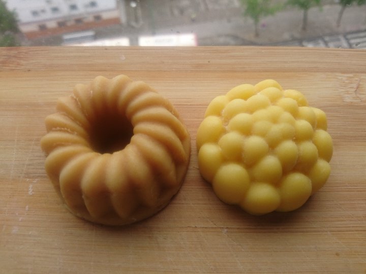 Derecha, puré de zanahoria e izquierda, puré de zanahoria y cúrcuma!