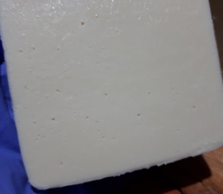 La rebanada que corte donde se ve que tiene burbujas por todos lados