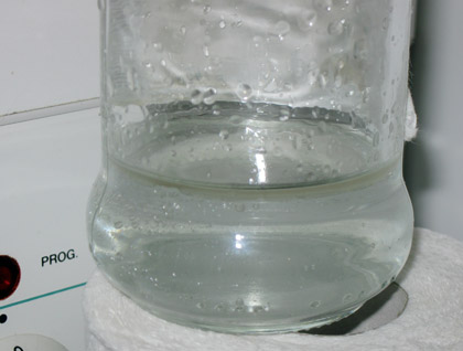 Aquí se pueden distinguir las gotas de aceite esencial respecto al hidrolato.