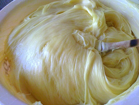 Es una crema muy brillante