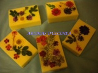 Jabones decorados con flores ,de leche de oveja y frutos del bosque