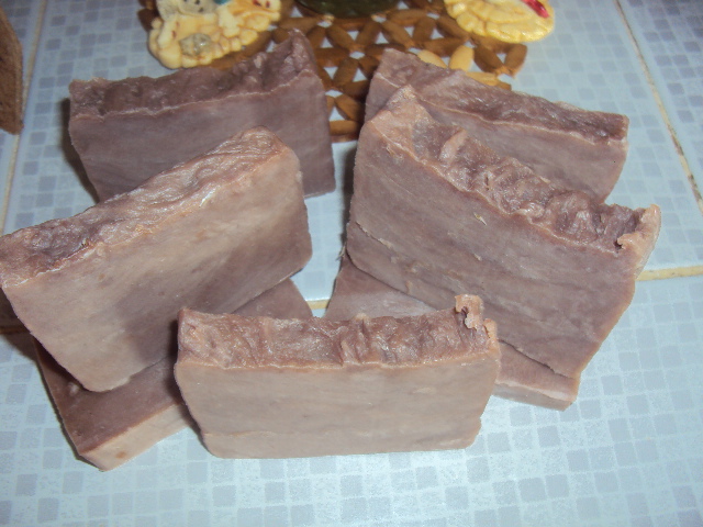 Chocolate blanco y negro, aceite y esencia de almendras