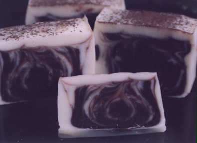 Con un 20% de manteca de cacao, cacao puro en polvo y aroma a chocolate negro de gracefruit.