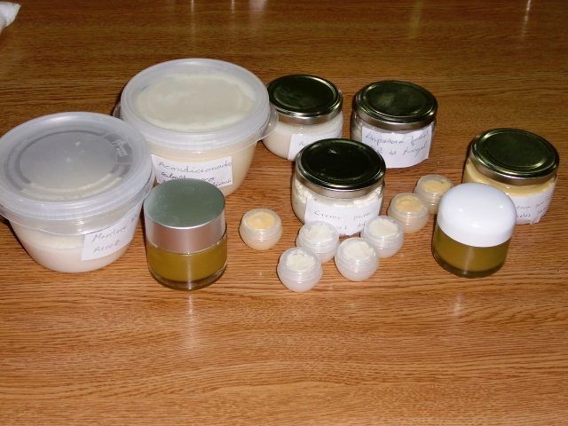 Una crema de rosa mosqueta,crema para despues del afeidato,manteca de arroz,acondicionador para el cabello, unguento de harpagofito y sauce y limpiadora facial piel de angel.