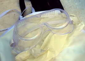 Gafas y guantes, elementos de seguridad pasiva.