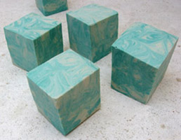 Jabones naturales verdes con firulillos y cortados en cubos