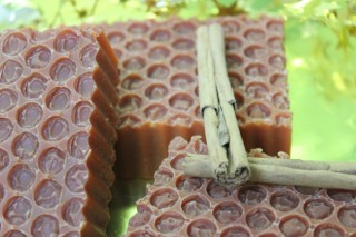 Jabón de Canela, miel y leche de cabra.
