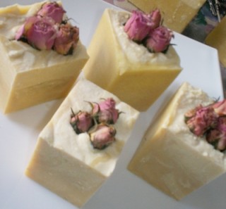 Jabón de Yogurt con Rosas Deshidratadas